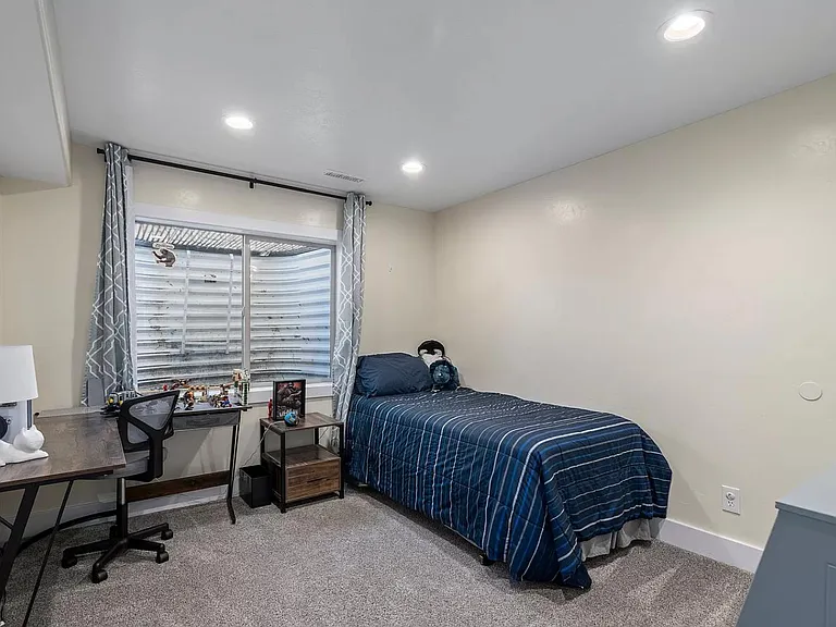 568 S 360 East Cir — Photo 11
