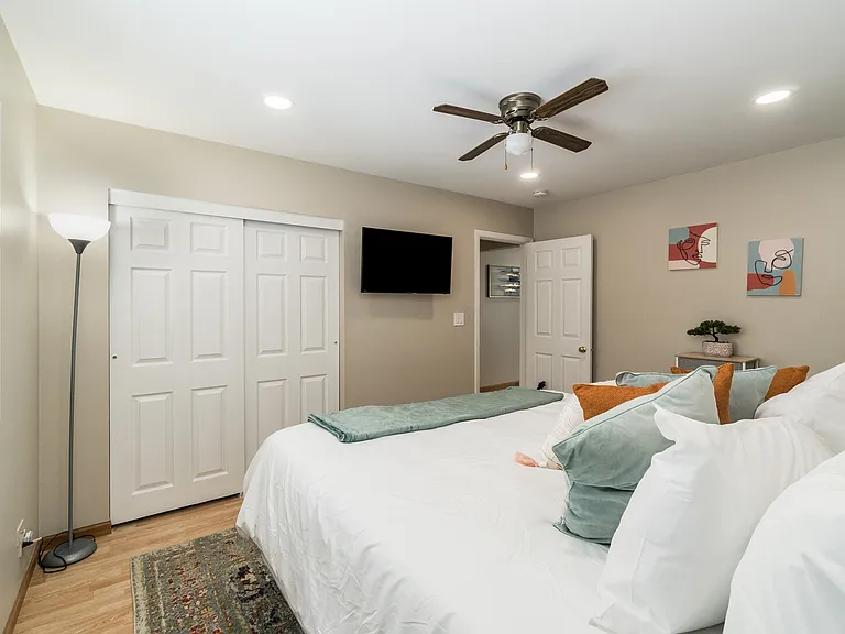 E Berkley Ln — Photo 13