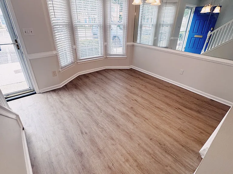582 Tenbee Ln — Photo 3