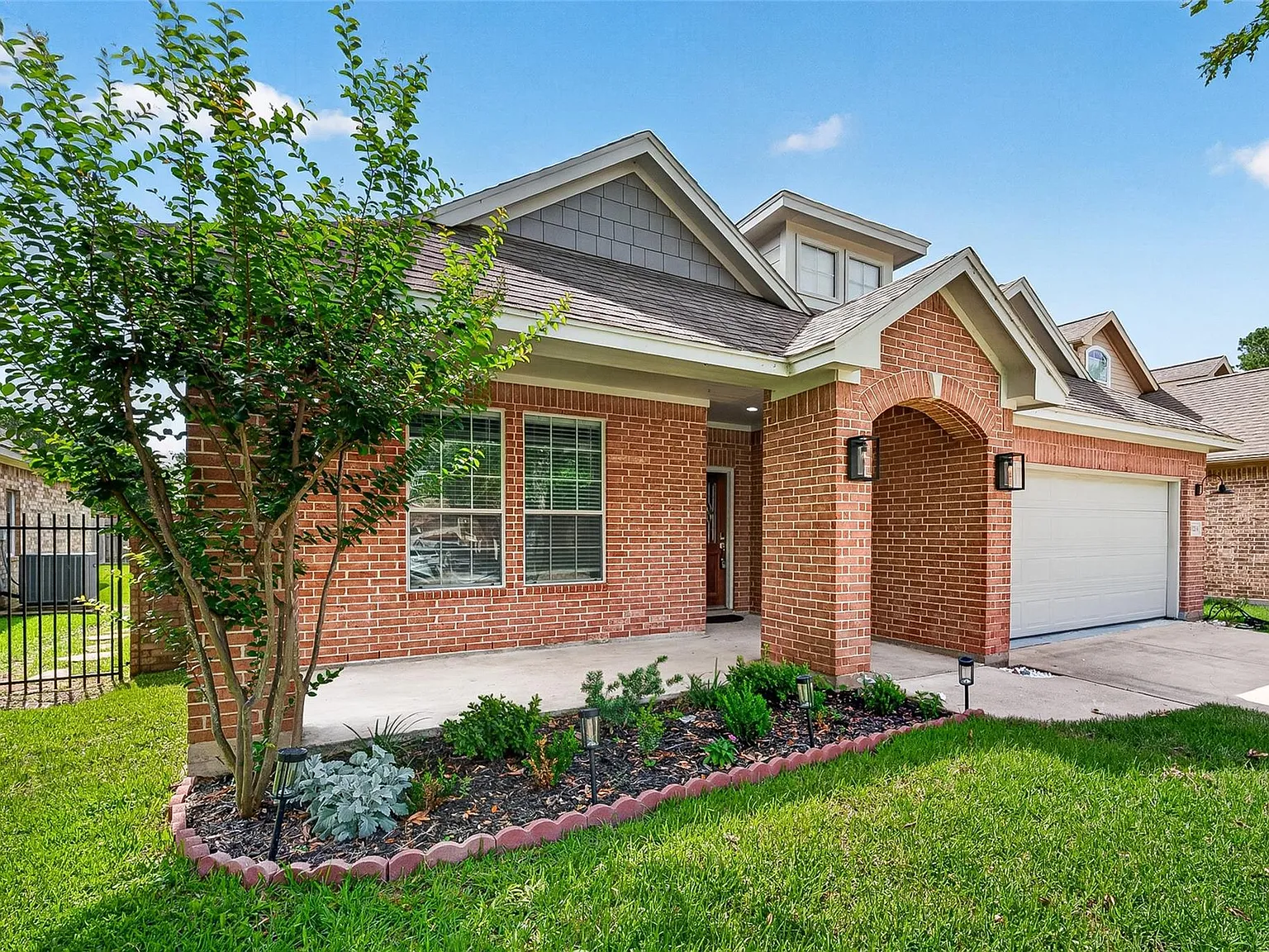 3 bed, 2.5 bath, 2352 sqft, $2,500 — Photo 2