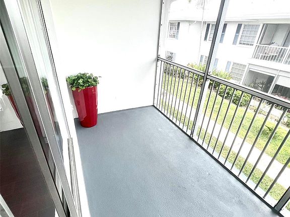 4th image of 2211 NE 67th Street #1128