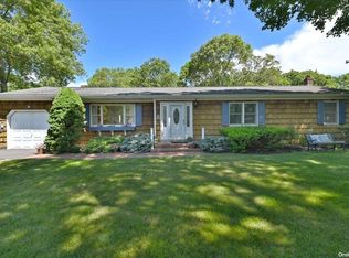 20 Sherwood Rd, Hampton Bays, NY 11946