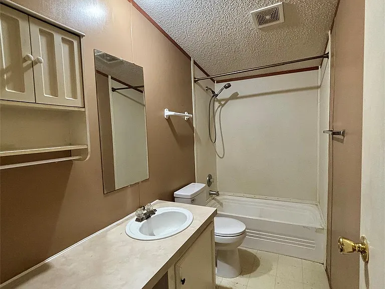 111 Lakeside Woods Dr — Photo 13