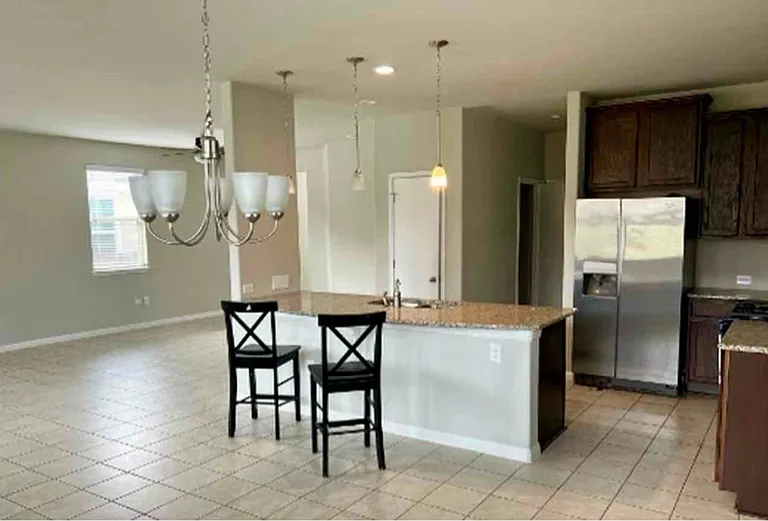 400 Eagle Brook Ln — Photo 4