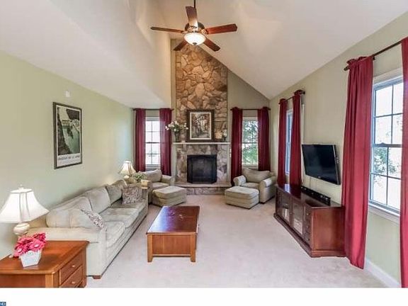5th image of 208 Betsy Ross Ln