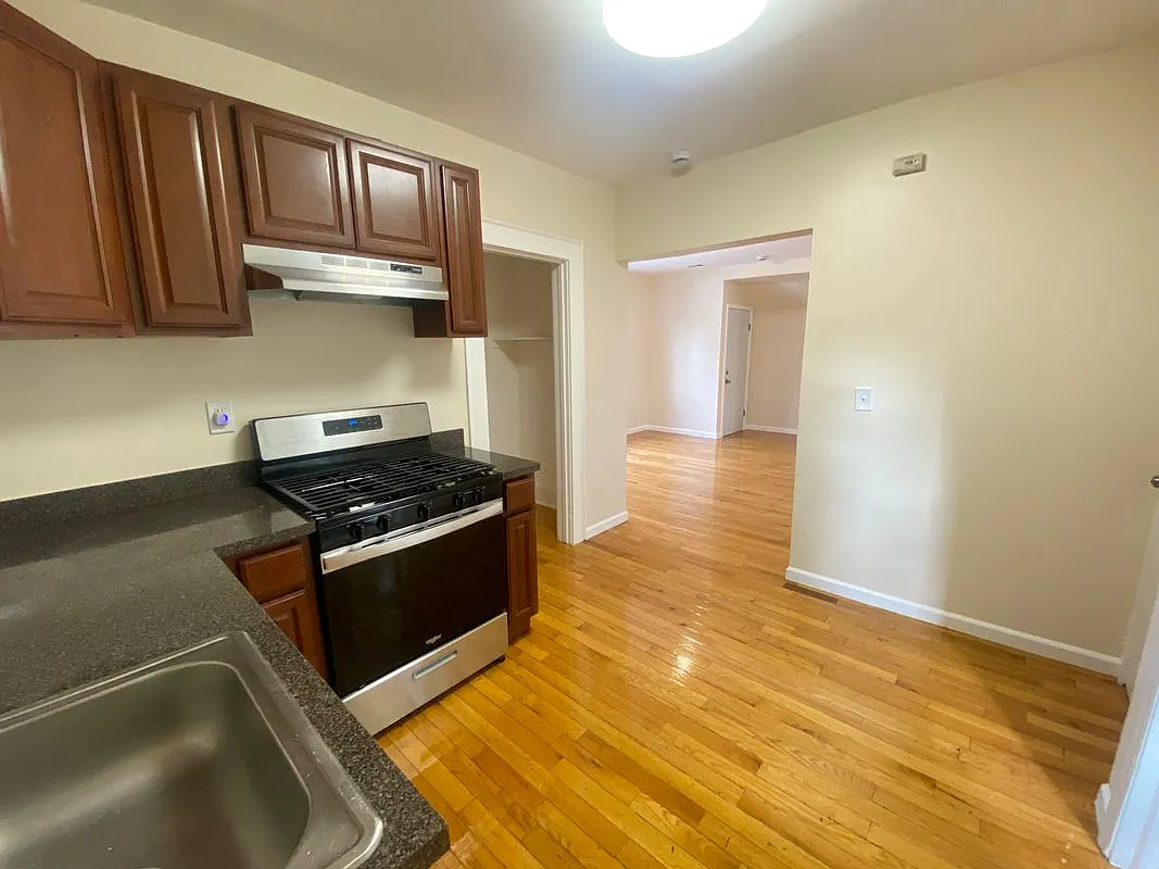 2 bed, 1.0 bath, 999 sqft, $2,000 — Photo 2