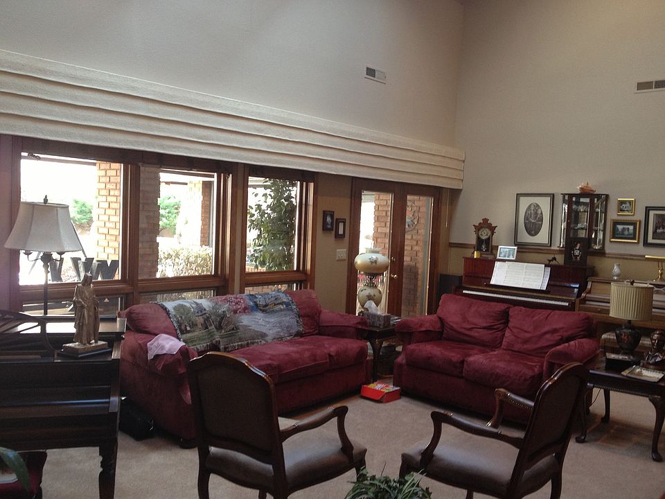 2nd image of 604 W Churchill Dr