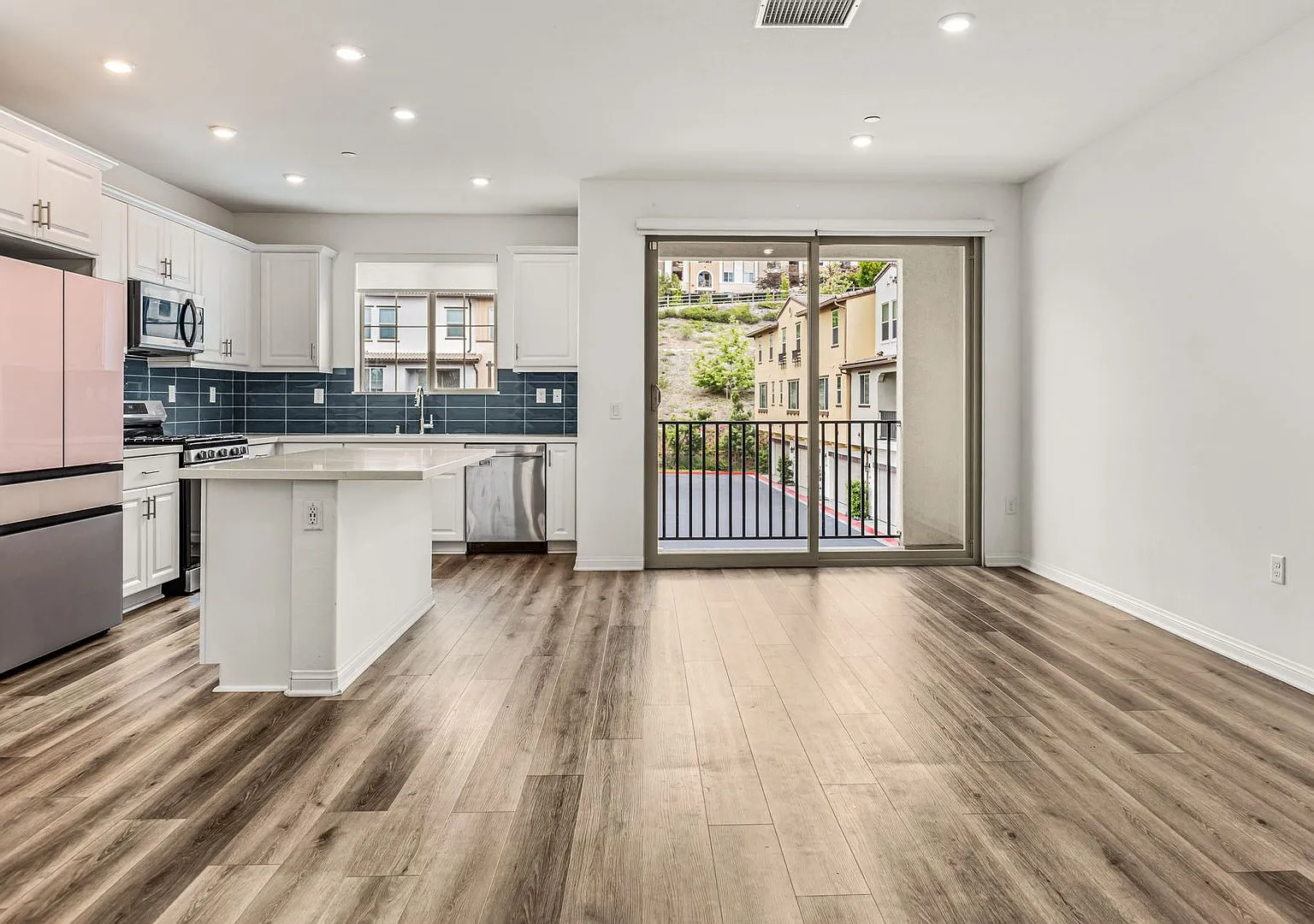 Highly upgraded 3 Bed 3 Bath Townhome with Resort Style Amenities — Photo 3