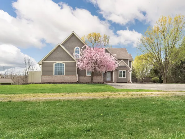 7415 S Kearney Rd, Whitmore Lake, MI 48189