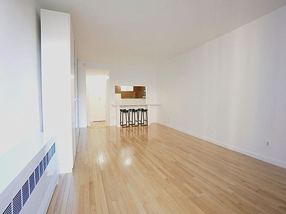 3rd image of 184 Thompson St APT 3S