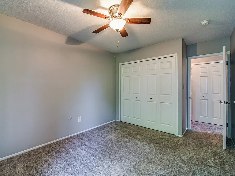 Hillcrest Club Apartments — Photo 15