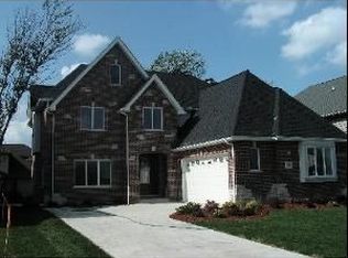 636 Nelson Cir, Westmont, IL 60559