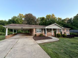 221 Starmount Dr, Statesville, NC 28677