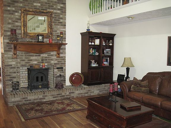 4th image of 15 Sherwood Dr