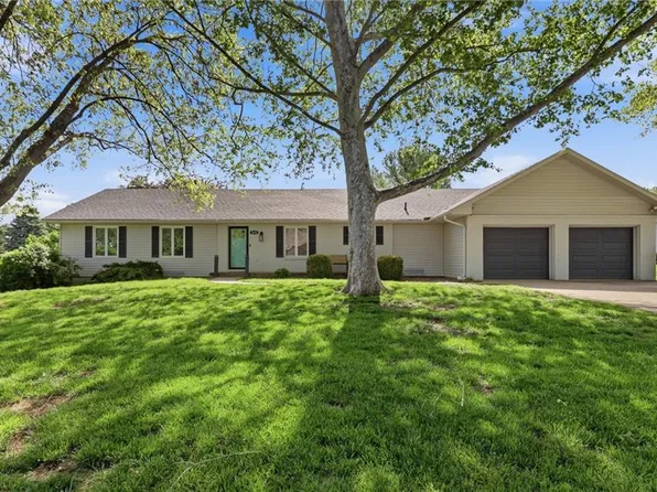 5645 Meadow View Dr, Shawnee, KS 66226