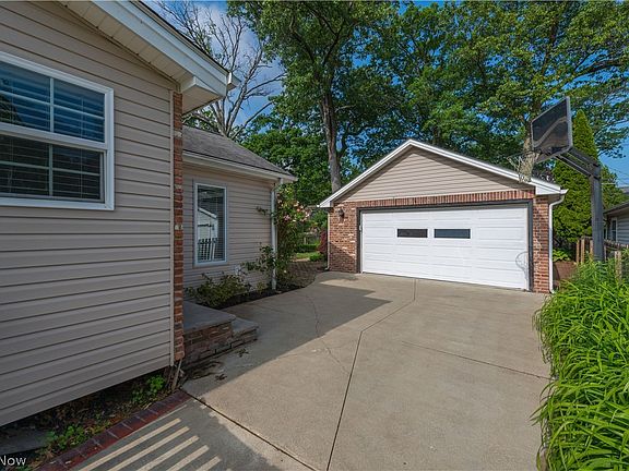 4th image of 450 Lake Forest Dr