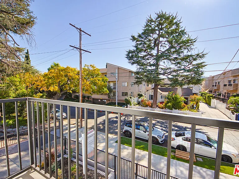 10801 Kling St — Photo 49