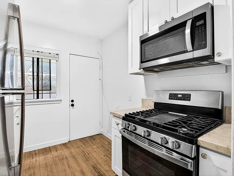 636 Linden Ave — Photo 8
