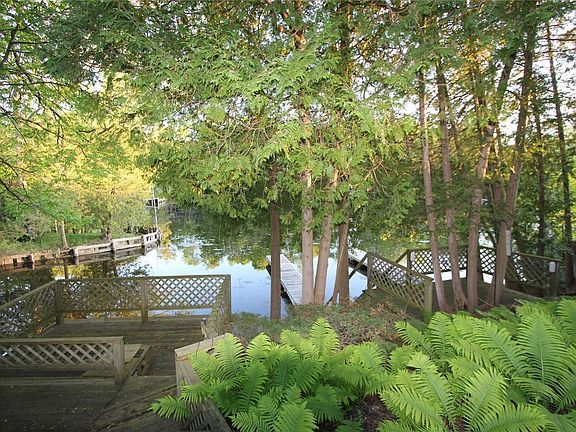 4th image of 184 Riverbank Dr