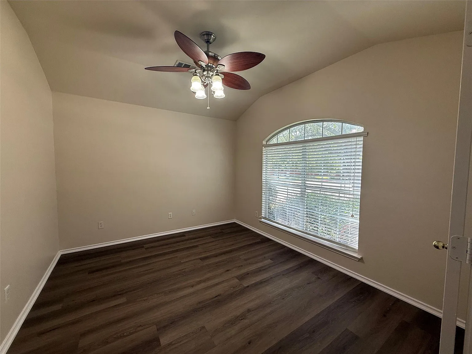 3 bed, 2.0 bath, 1915 sqft, $2,045 — Photo 4