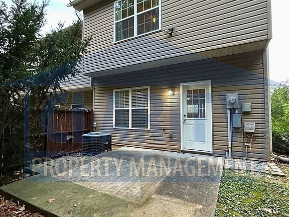 3rd image of 1201 Angie Ln NE