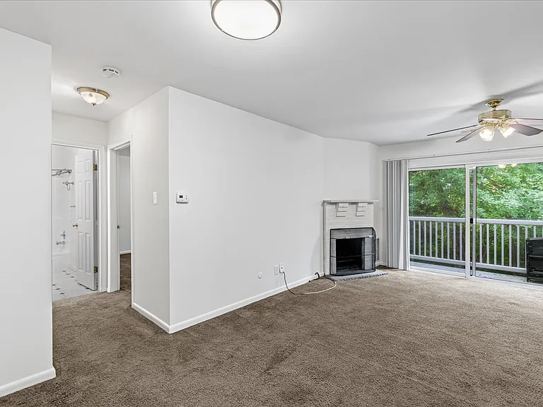 703 Camelback Ct — Photo 15