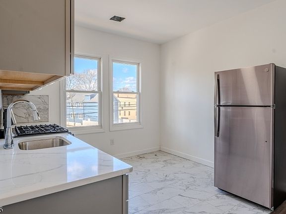 2nd image of 86-88 Abinger Pl #2R