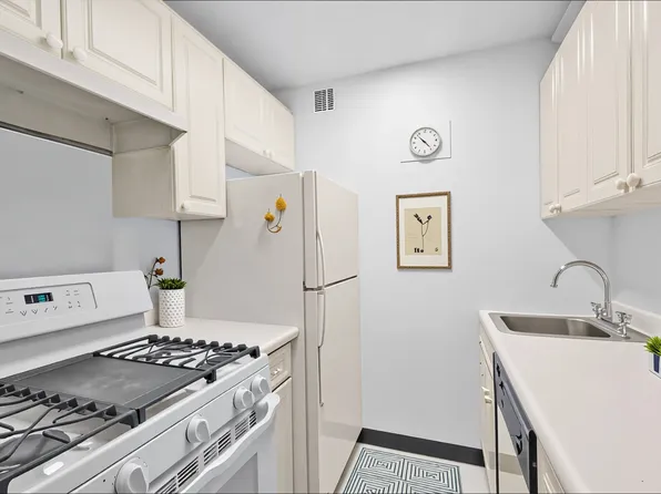 209 East 56th Street image 3 of 13
