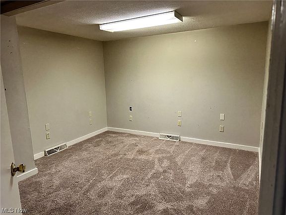5th image of 409 Poplar St
