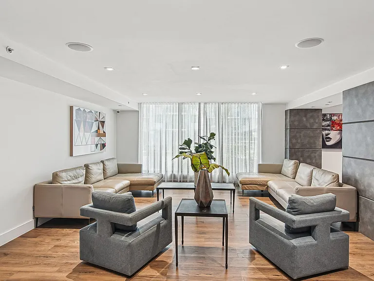 Twenty2 West — Photo 15