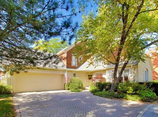16 Regent Wood Rd, Northfield, IL 60093
