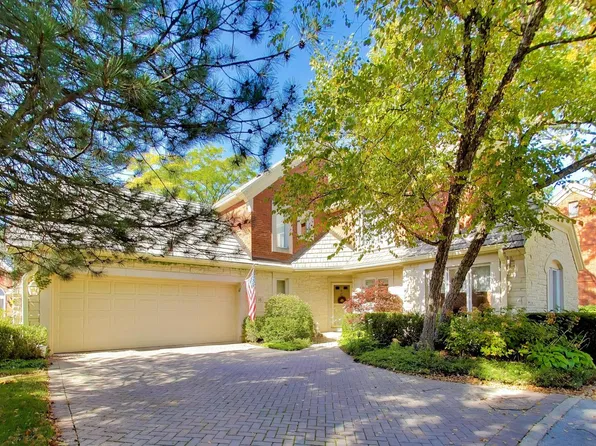 16 Regent Wood Rd, Northfield, IL 60093