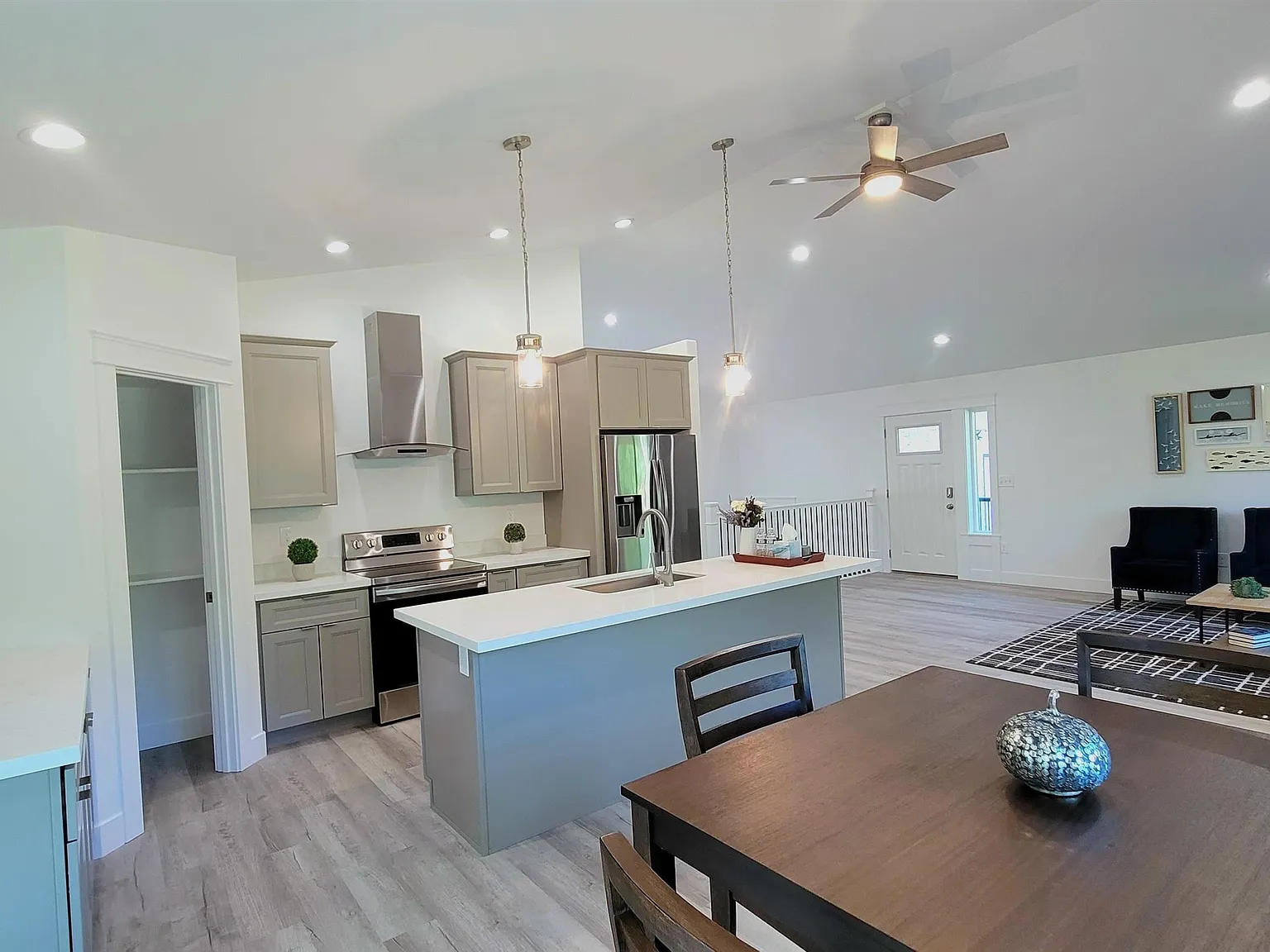 3 bed, 2.5 bath, 2400 sqft, $2,975 — Photo 2