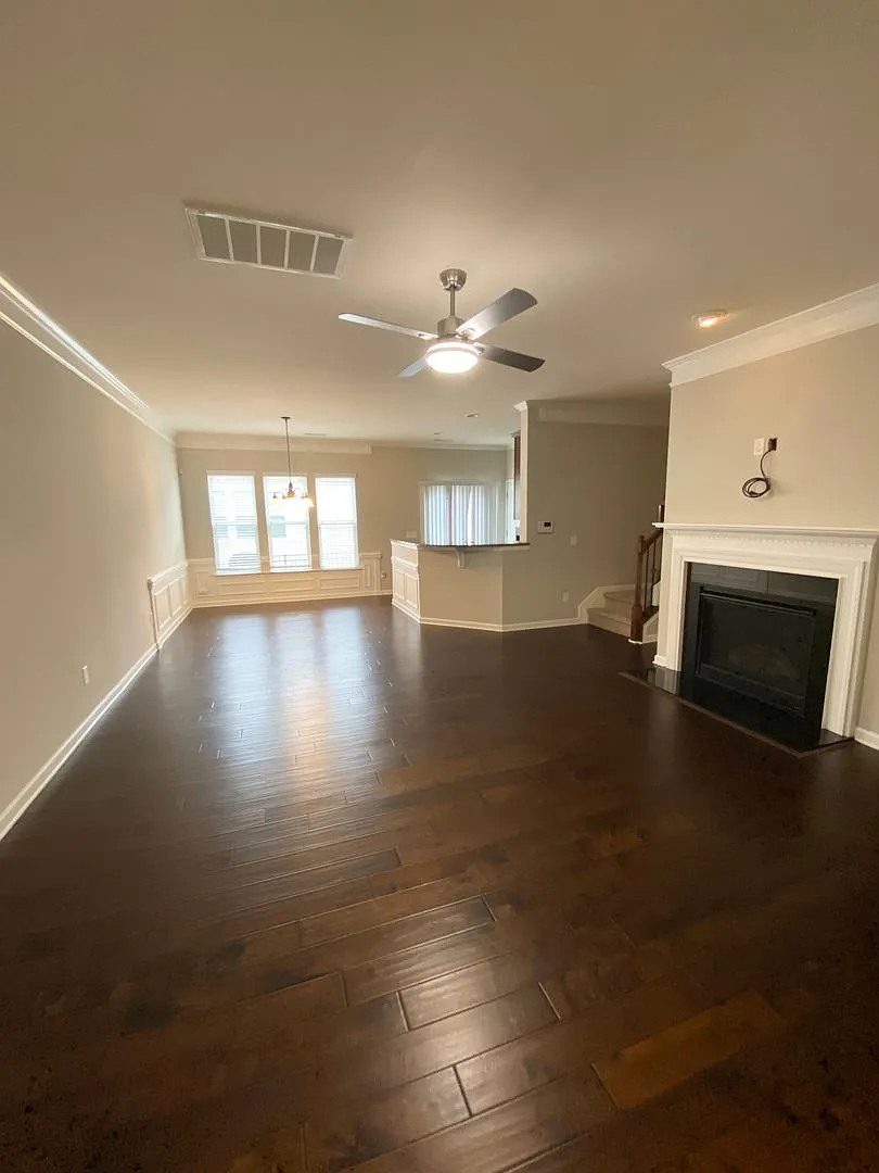 Large 3 BR in Park South Station for Immediate Lease! — Photo 3