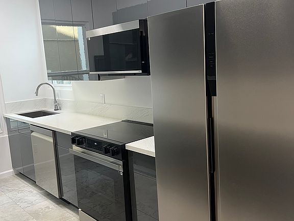 2nd image of 4915 E Ocean Blvd #6
