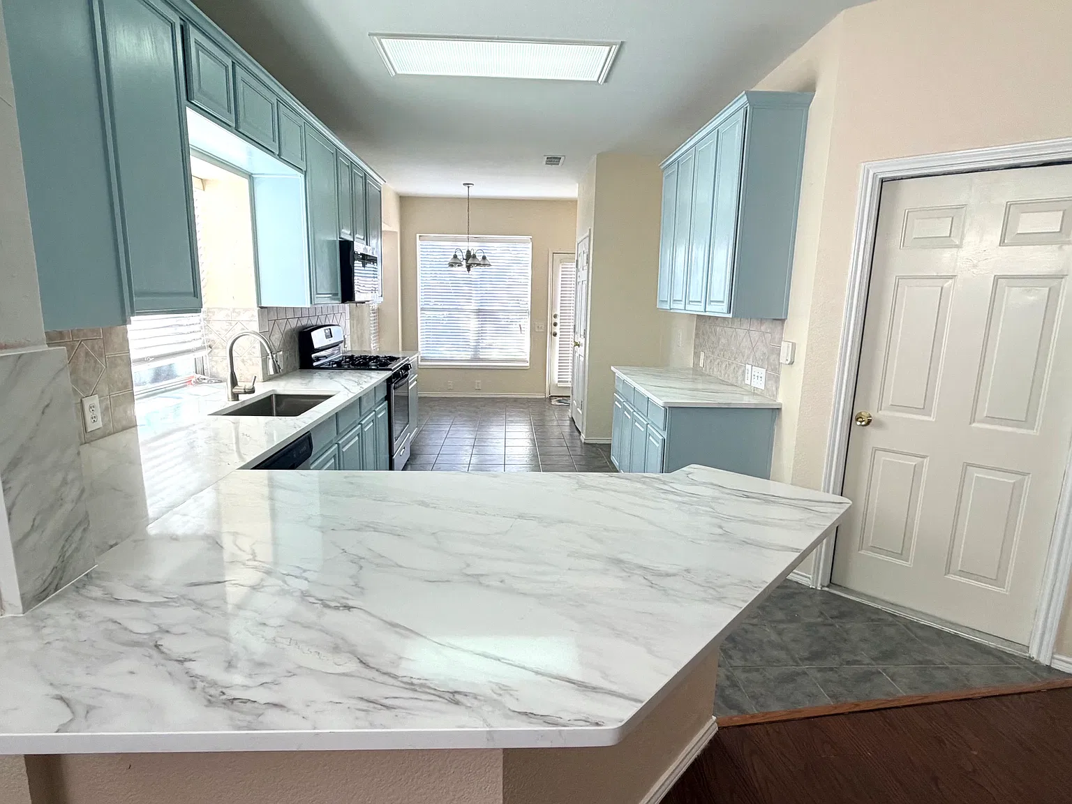 4 bed, 2.5 bath, 2374 sqft, $2,495 — Photo 2