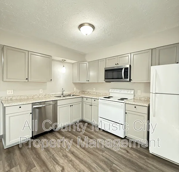 3120 Creekwood Dr — Photo 1