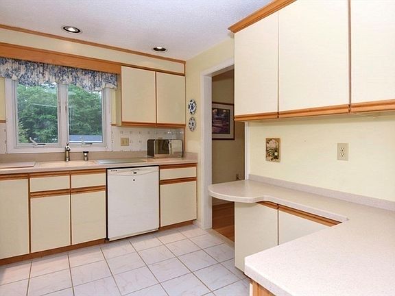 4th image of 191 Brickett Hill Cir