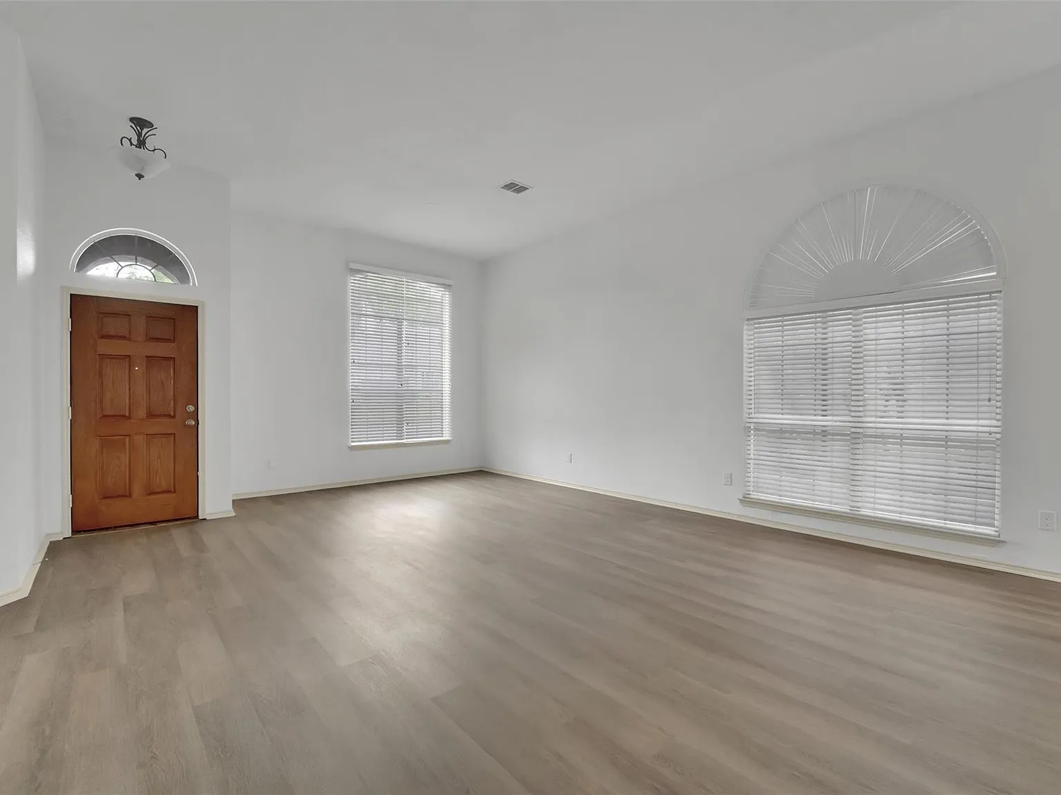 4 bed, 1996 sqft, $2,400 — Photo 2