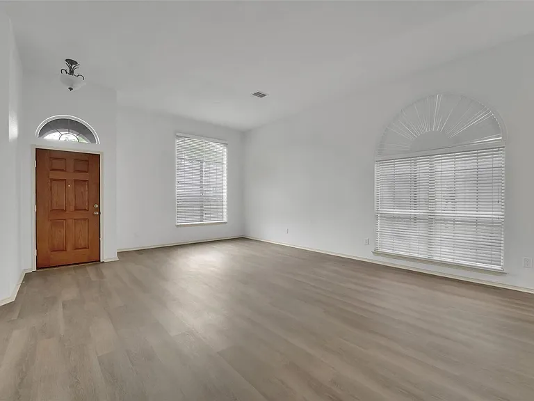 5106 Petersburg Dr — Photo 2