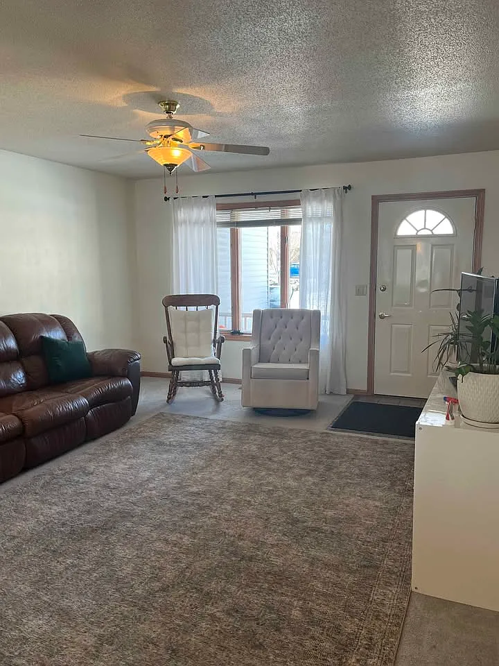 3 bed, 2100 sqft, $1,750 — Photo 3