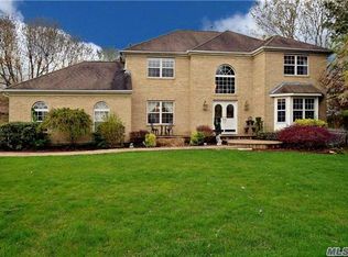 18 Lindsey Pl, Holbrook, NY 11741