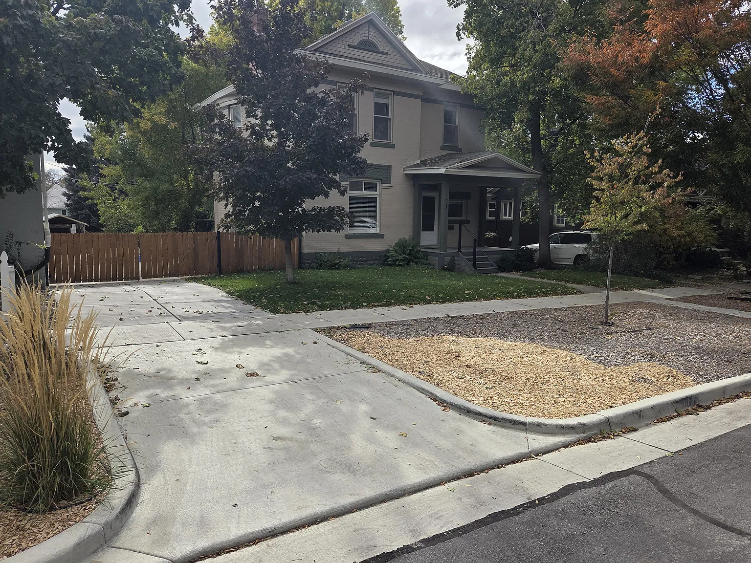 3 bed, 1.5 bath, 2000 sqft, $3,000 — Photo 2
