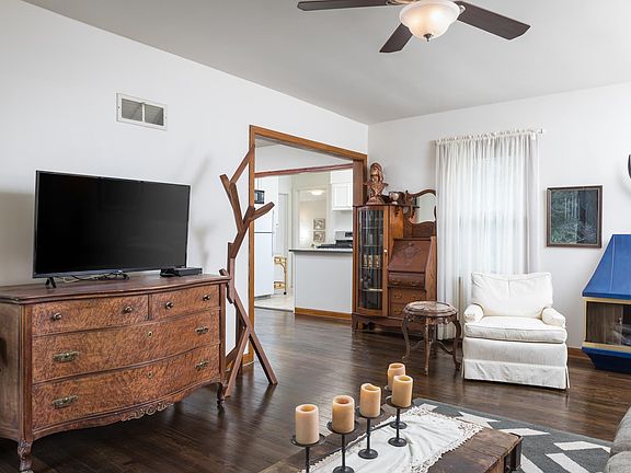 3rd image of 2706 Espenlaub Ln