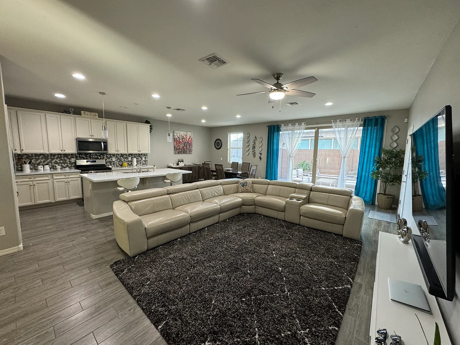 4 bed, 2610 sqft, $3,100 — Photo 2