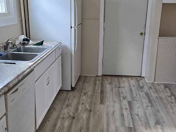 4th image of 18 Jefferson Ave #2