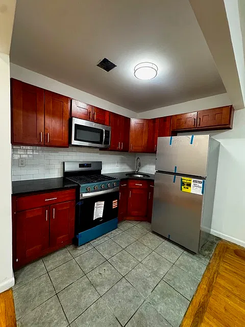 E 217th St