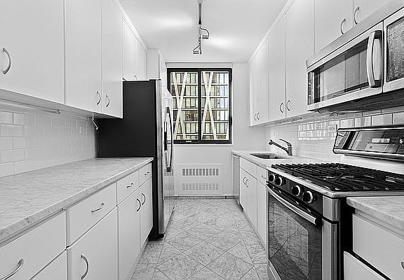 4th image of 145 W 67th St APT 8C