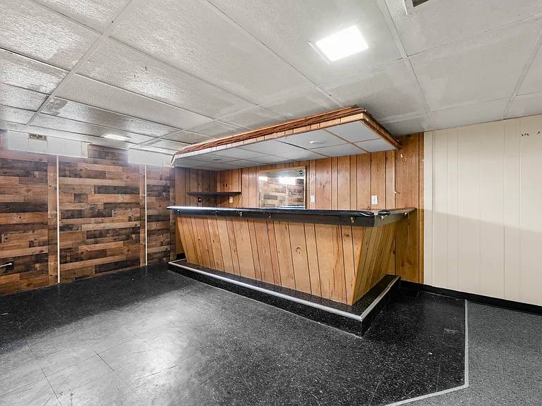 140 Hubbard St — Photo 31