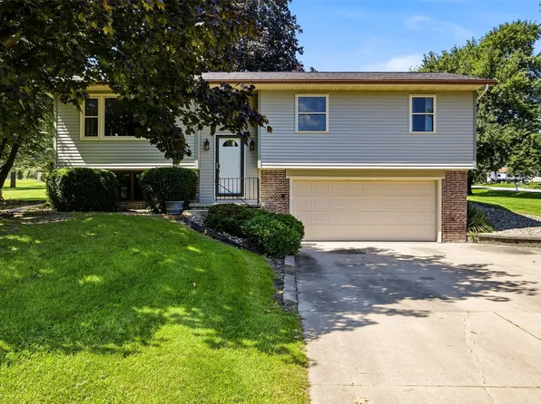 4900 Cedar View Dr, Cedar Rapids, IA 52404